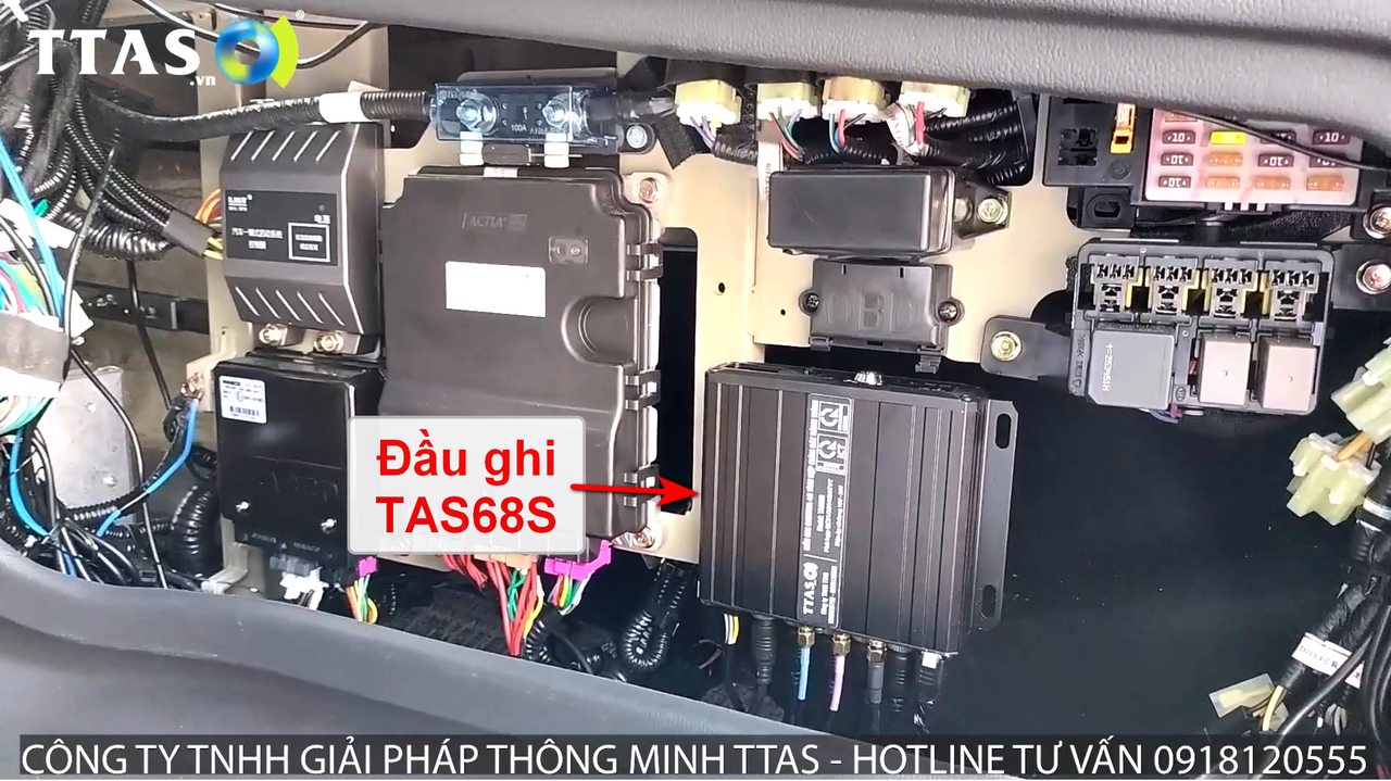 vị trí lắp đặt đầu ghi TAS68S trên xe khách giường Thaco